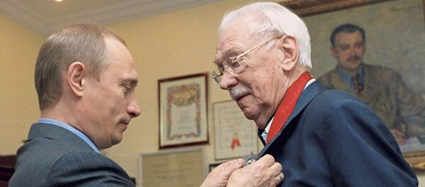 Владимир Путин одликује Сергеја Михалкова Владимир Путин одликује Сергеја Михалкова - Sputnik Србија