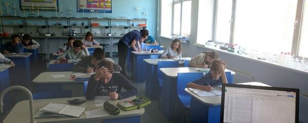 Učenici iz Srbije tokom posete imaju priliku da vide kako zadatke savladavaju njihovi moskovski vršnjaci. - Sputnik Srbija