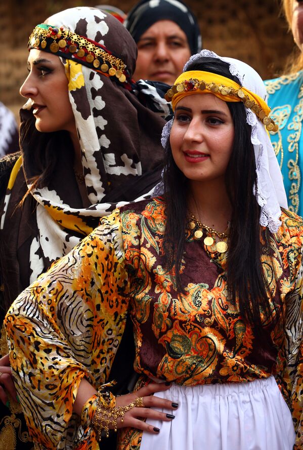 A traditional Kurdish outfit for women consists primarily of an ornate dress with exaggerated long sleeves and a pointed cuff known as a krass. - Sputnik Србија
