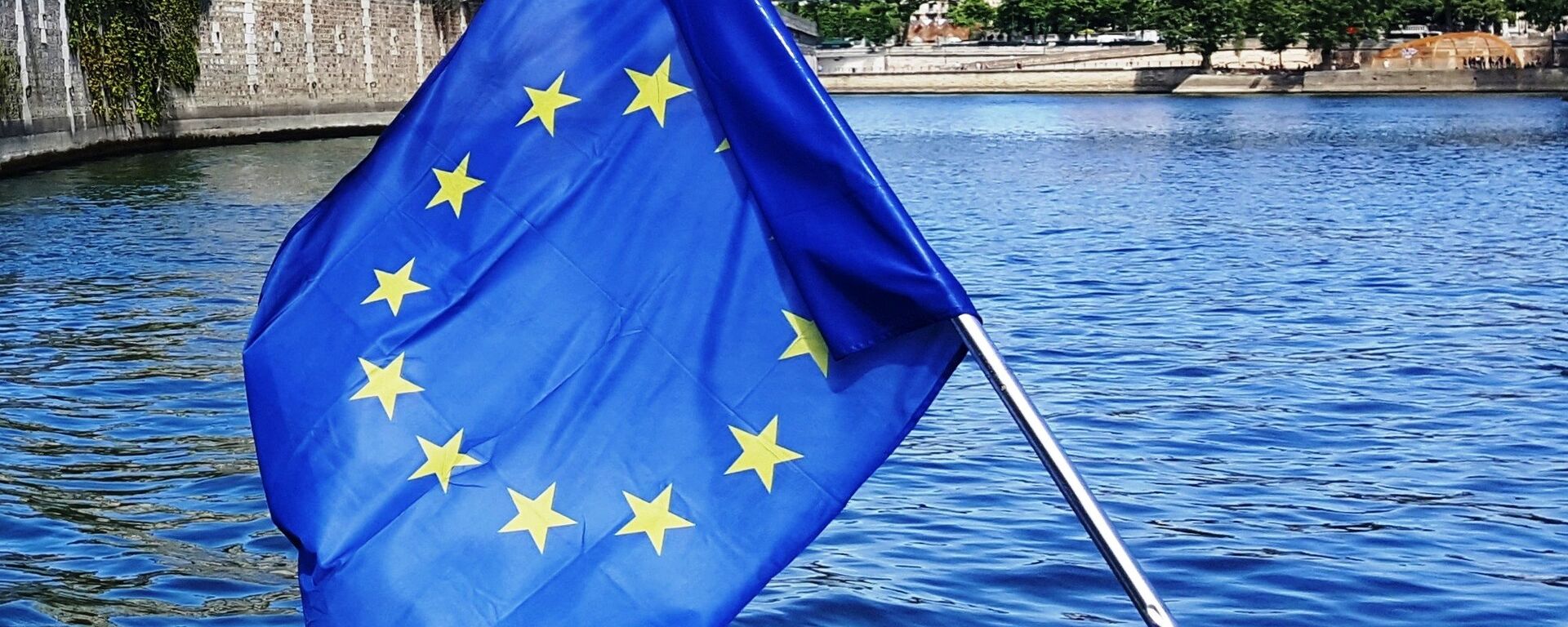 Заставица ЕУ на бродићу који крстари Сеном / - Sputnik Србија, 1920, 06.09.2024