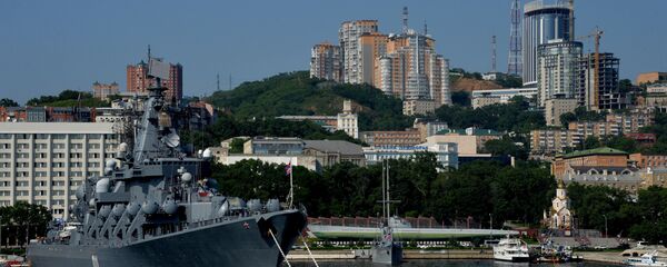 Ракетна крстарица Варјаг Пацифичке флоте Русије у луци у Владивостоку - Sputnik Србија