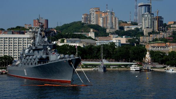Raketna krstarica Varjag Pacifičke flote Rusije u luci u Vladivostoku - Sputnik Srbija