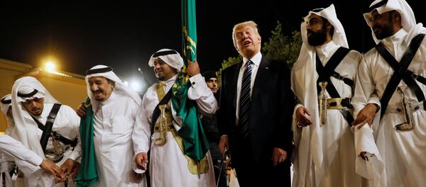 Председник САД Доналд Трамп и краљ Саудијске Арабије Салман током плеса са мачевима - Sputnik Србија