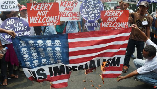Aktivisti pale lažnu američku zastavu ispred američke ambasade u Manili na Filipinima - Sputnik Srbija