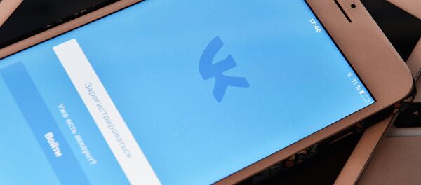 Страница друштвене мреже ВКонтакте на смартфону Страница друштвене мреже ВКонтакте на смартфону - Sputnik Србија