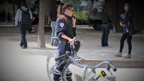 Полицајка у Француској испред Лувра - Sputnik Србија