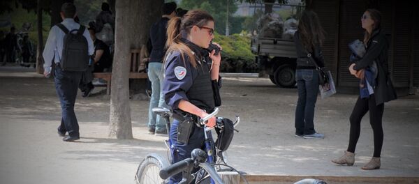 Полицајка у Француској испред Лувра - Sputnik Србија