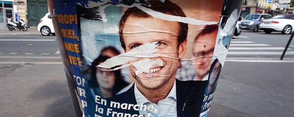 Поцепан предизборни плакат Емануела Макрона - Sputnik Србија