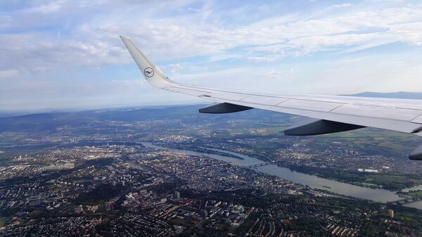 Avion iznad grada - Lufthanza - Sputnik Srbija
