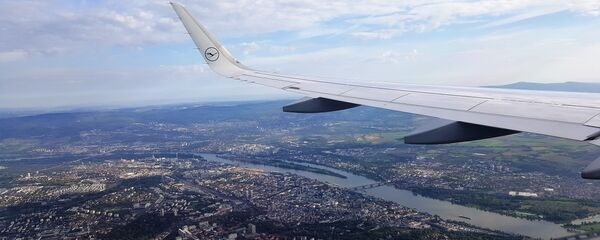 Авион изнад града - Луфтханза Авион изнад града - Луфтханза - Sputnik Србија