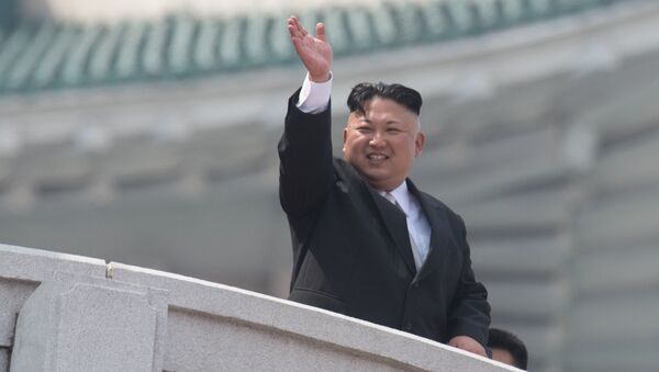 Лидер Северне Кореје Ким Џонг Ун током војне параде на прослави 105. рођендана Ким Ил Сунга, оснивача Северне Кореје - Sputnik Србија
