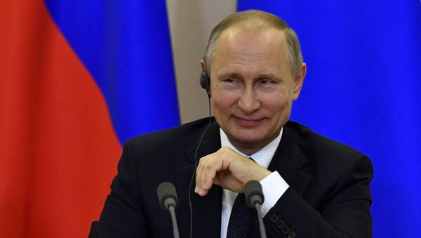 Predsednik Rusije Vladimir Putin smeje se na konferenciji za medije sa italijanskim premijerom Paolom Džentilonijem u Moskvi - Sputnik Srbija