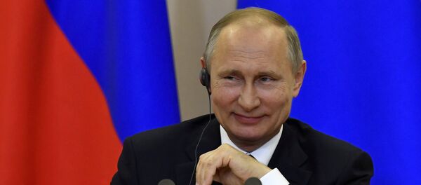 Председник Русије Владимир Путин смеје се на конференцији за медије са италијанским премијером Паолом Џентилонијем у Москви - Sputnik Србија