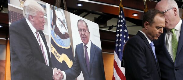 Američki senatori Adam Šif i Džo Krouli pored fotografije predsednika SAD Donalda Trampa i ministra spoljnih poslova Rusije Sergeja Lavrova - Sputnik Srbija