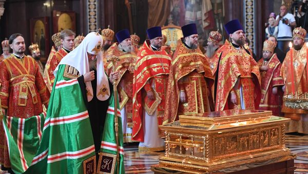 Ruski patrijarh Kiril tokom službe u hramu Hrista Spasa u Moskvi gde se nalazi kovčeg sa moštima svetog Nikole Čudotvorca - Sputnik Srbija
