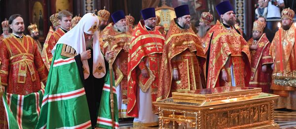 Ruski patrijarh Kiril tokom službe u hramu Hrista Spasa u Moskvi gde se nalazi kovčeg sa moštima svetog Nikole Čudotvorca Ruski patrijarh Kiril tokom službe u hramu Hrista Spasa u Moskvi gde se nalazi kovčeg sa moštima svetog Nikole Čudotvorca - Sputnik Srbija