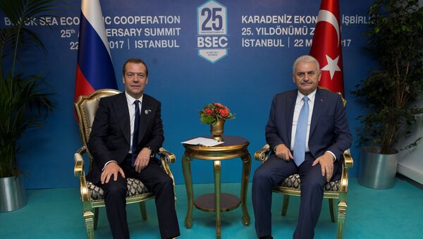 Премијери Русије и Турске Дмитриј Медведев и Бинали Јилдирим током самита Организације за црноморску економску сарадњу у Турској - Sputnik Србија