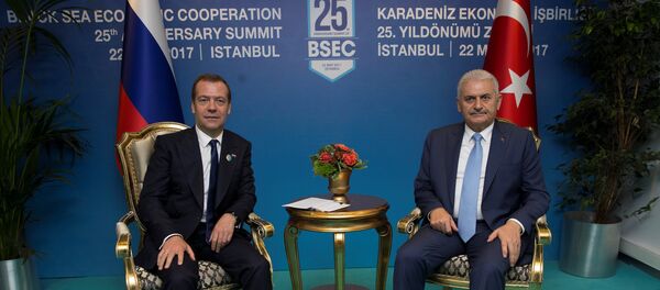Премијери Русије и Турске Дмитриј Медведев и Бинали Јилдирим током самита Организације за црноморску економску сарадњу у Турској Премијери Русије и Турске Дмитриј Медведев и Бинали Јилдирим током самита Организације за црноморску економску сарадњу у Турској - Sputnik Србија
