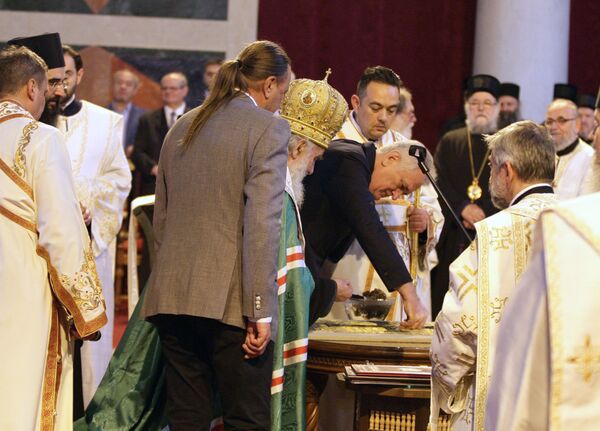 Патријарх српски Иринеј и председник Србије Томислав Николић, а леђима окренут је члан Руске академије уметности и народни уметник Русије Николај Мухин, током церемоније полагања првог камена мозаика у храму Светог Саве у Београду Патријарх српски Иринеј и председник Србије Томислав Николић, а леђима окренут је члан Руске академије уметности и народни уметник Русије Николај Мухин, током церемоније полагања првог камена мозаика у храму Светог Саве у Београду - Sputnik Србија