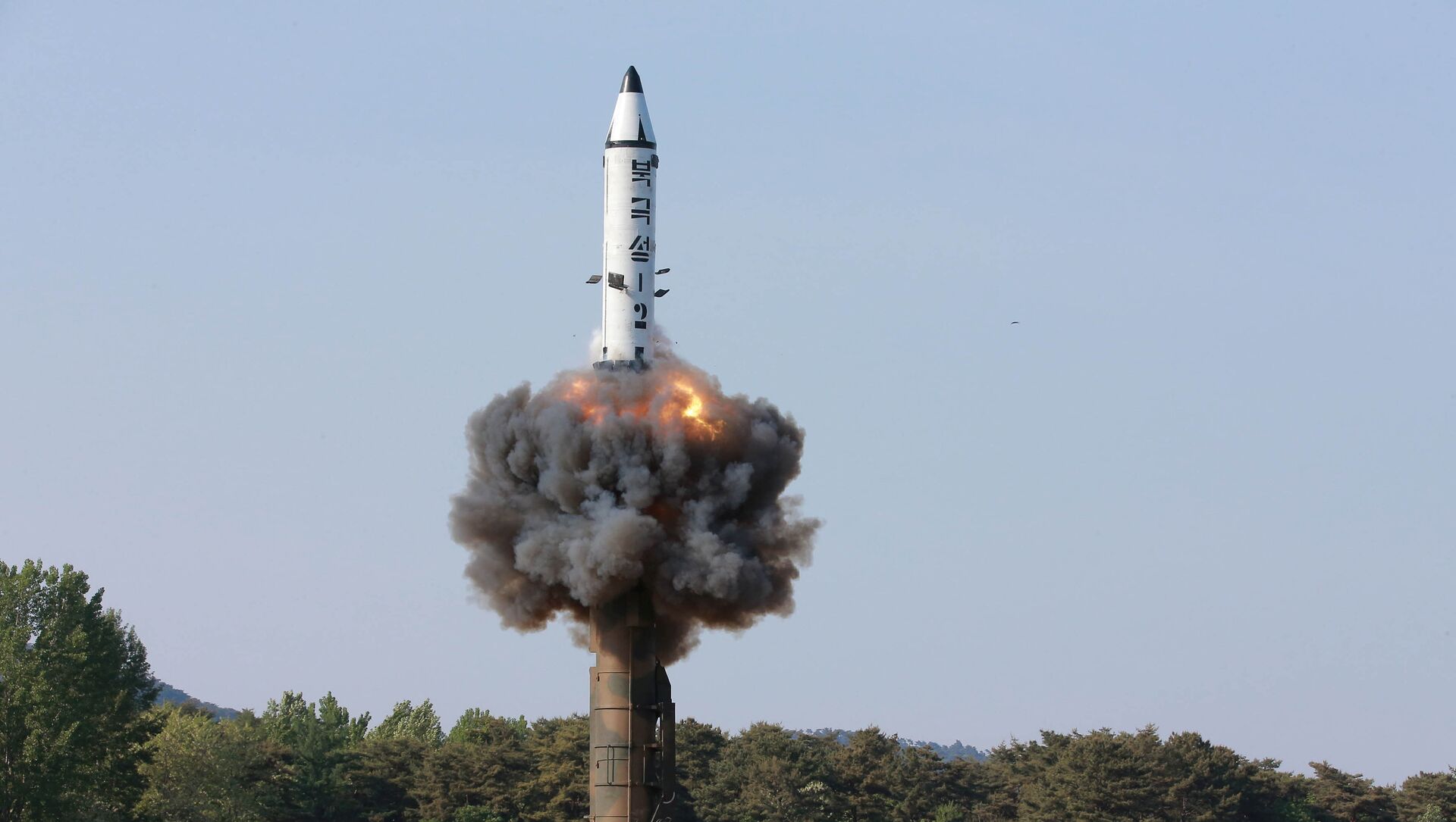 Севернокорејска балистичка ракета земља—земља „пукгуксонг 2“  - Sputnik Србија, 1920, 03.04.2021