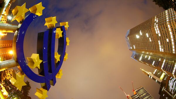 Sedište ECB u Frankvurtu i logo evra - Sputnik Srbija