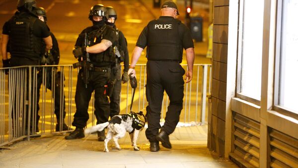 Pripadnici britanske policije u blizini Mančester arene, gde je na koncertu Arijane Grande odjeknula eksplozija - Sputnik Srbija
