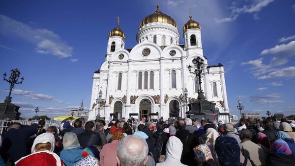 Људи се окупљају испред храма Христа Спаса у Москви где су изложене мошти Николе Чудотворца - Sputnik Србија
