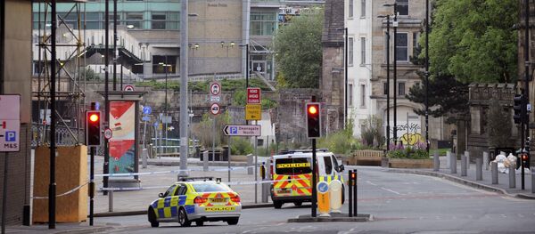 Policija blokira ulice u blizini Mančester arene (u pozadini) nakon eksplozije na koncertu Arijane Grande - Sputnik Srbija