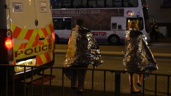 Обожаваоци Аријане Гранде након експлозије на њеном концерту у Манчестеру - Sputnik Србија