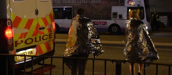 Обожаваоци Аријане Гранде након експлозије на њеном концерту у Манчестеру - Sputnik Србија