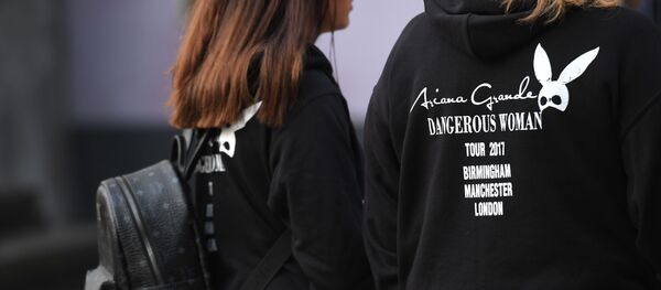 Обожаватељке америчке певачице Аријане Гранде разговарају са новинарима након експлозије на концерту у Манчестер арени, 23. маја 2017. - Sputnik Србија