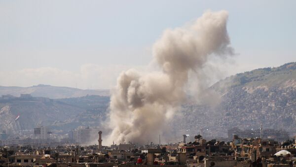 Dim nakon vazdušnog napada u istočnom predgrađu Damaska - Sputnik Srbija