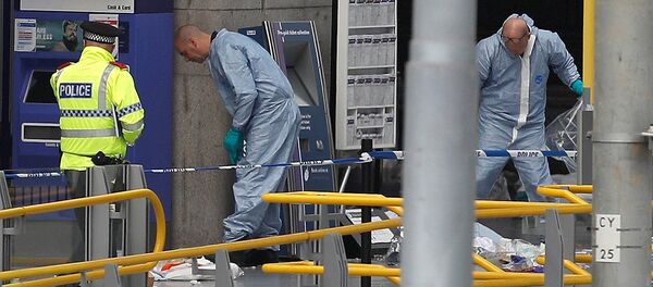 Forenzičari na ulazu u Arenu Mančester, 23. maj 2017. - Sputnik Srbija