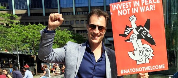 Марко Милачић на анти-НАТО протесту у Бриселу - Sputnik Србија