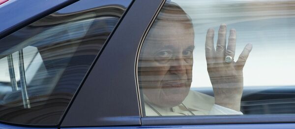 Папа Фрања маше из папамобила - Sputnik Србија