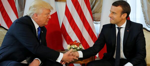 Доналд Трамп се рукује са Емануелом Макроном - Sputnik Србија