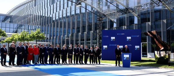 Lideri zemalja-članica NATO-a ispred novog sedišta Alijanse u Briselu Lideri zemalja-članica NATO-a ispred novog sedišta Alijanse u Briselu - Sputnik Srbija