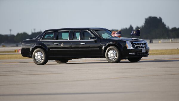 Limuzina američkog predsednika zvana Zver na aerodromu u Palm Biču na Floridi - Sputnik Srbija