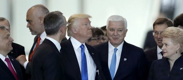 Predsednik SAD Donald Tramp i premijer Crne Gore Duško Marković na samitu NATO-a u Briselu Predsednik SAD Donald Tramp i premijer Crne Gore Duško Marković na samitu NATO-a u Briselu - Sputnik Srbija