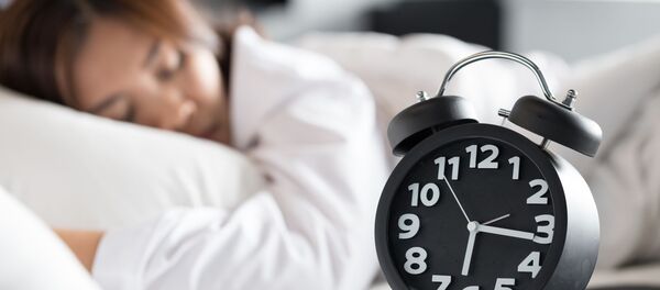 Budilnik pored devojke koja spava - Sputnik Srbija