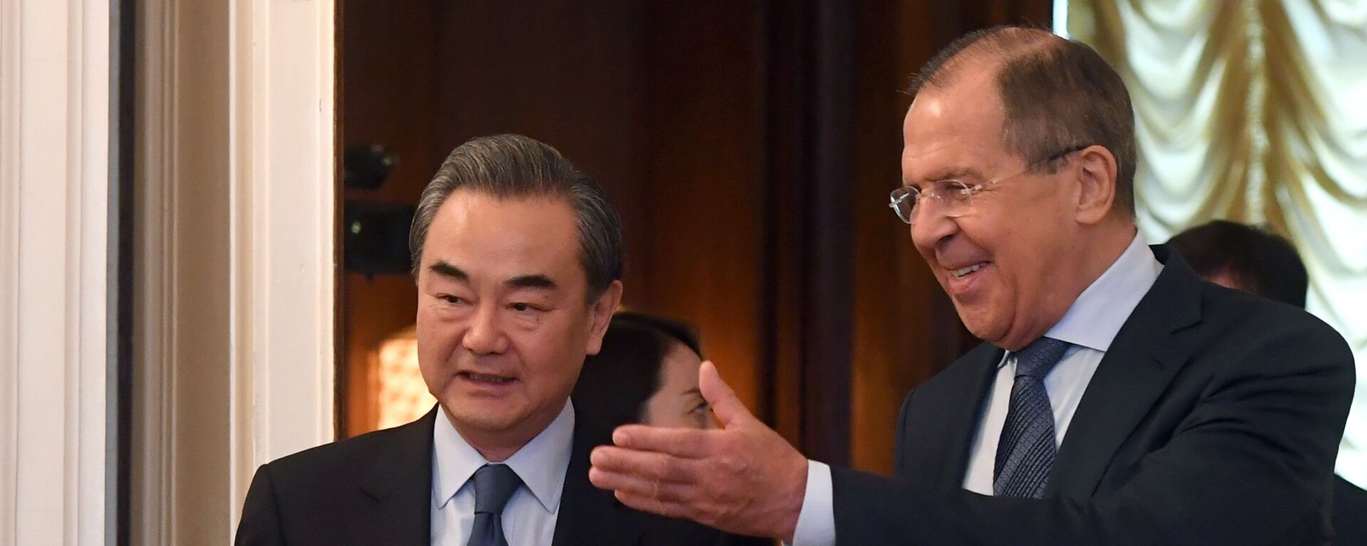 Ministar spoljnih poslova Rusije Sergej Lavrov i njegov kineski kolega Vang Ji - Sputnik Srbija, 1920, 01.04.2025