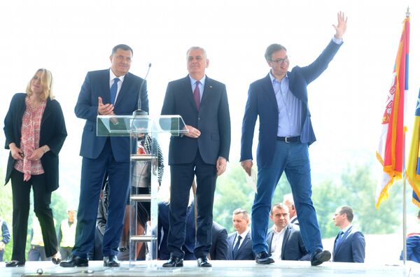 Lideri Srpske i Srbije u obilasku radova na mostu „Bratoljub“ Lideri Srpske i Srbije u obilasku radova na mostu „Bratoljub“ - Sputnik Srbija