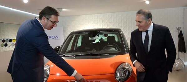 Српски премијер Александар Вучић са извршним директором групација „Фијат-Крајслер” Алфедом Алтавилом - Sputnik Србија