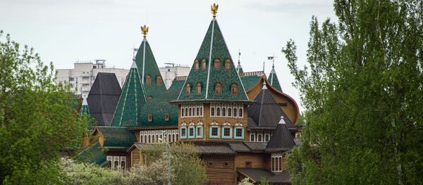 Gorožane otdыhaюt v яblonevom sadu v moskovskom muzee-zapovednike Kolomenskoe Gorožane otdыhaюt v яblonevom sadu v moskovskom muzee-zapovednike Kolomenskoe - Sputnik Srbija