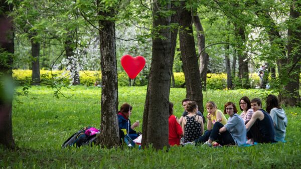 Горожане отдыхают в яблоневом саду в московском музее-заповеднике Коломенское - Sputnik Србија