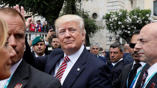Председник САД Доналд Трамп маше посматрачима на самиту Г7 у Таормини на Сицилији - Sputnik Србија