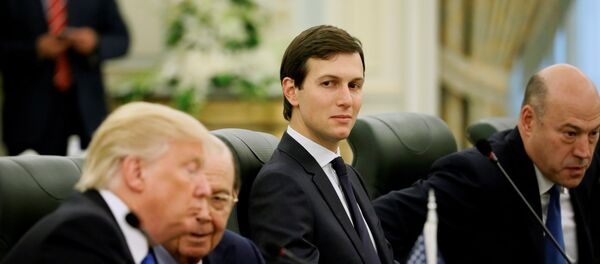 Predsednik SAD Donald Tramp, sekretar za trgovinu Vilbur Ros i savetnik Donalda Trampa Džared Kušner pre sastanka sa kraljem Saudijske Arabije Salmanom bin Abdulazizom Al Saudom u Rijadu Predsednik SAD Donald Tramp, sekretar za trgovinu Vilbur Ros i savetnik Donalda Trampa Džared Kušner pre sastanka sa kraljem Saudijske Arabije Salmanom bin Abdulazizom Al Saudom u Rijadu - Sputnik Srbija