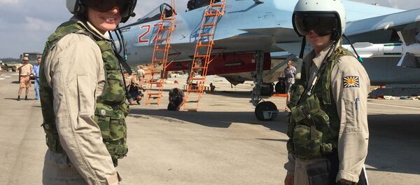 Ruski piloti se pripremaju da uđu u borbeni avion Su-30 na aerodromu u Hmejmimu u Siriji - Sputnik Srbija