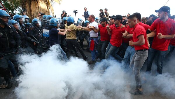 Sukob policije i demonstranata u Đardini Naksosu, kod Taormine posle samita G7. - Sputnik Srbija