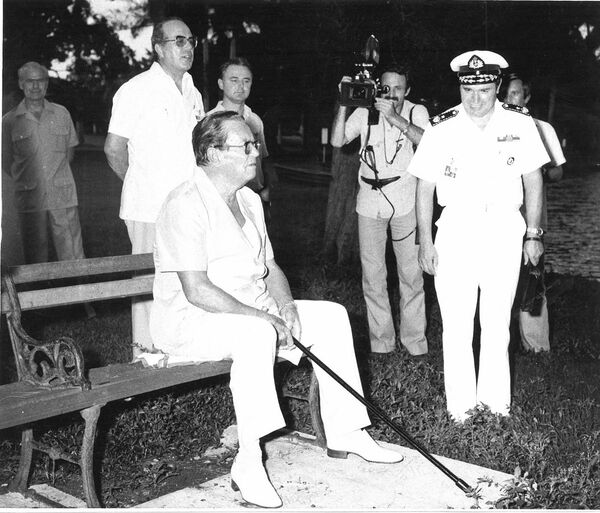 Хавана 1979. Тито седи на клупи док га Жика Миловановић снима исто вече када је изазвао курцшлус за време вечере са Кастром. - Sputnik Србија